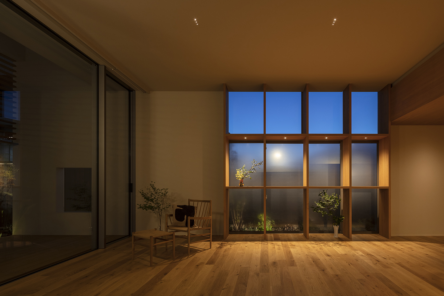 カーテンレスで暮らす家_リビング(夕景) | 横浜 建築設計事務所 建築家|